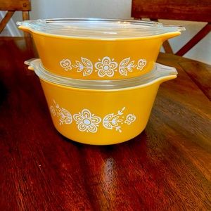Vintage Pyrex 471-1 pint and 473-1 quart with lids•EUC•yellow flower butterfly